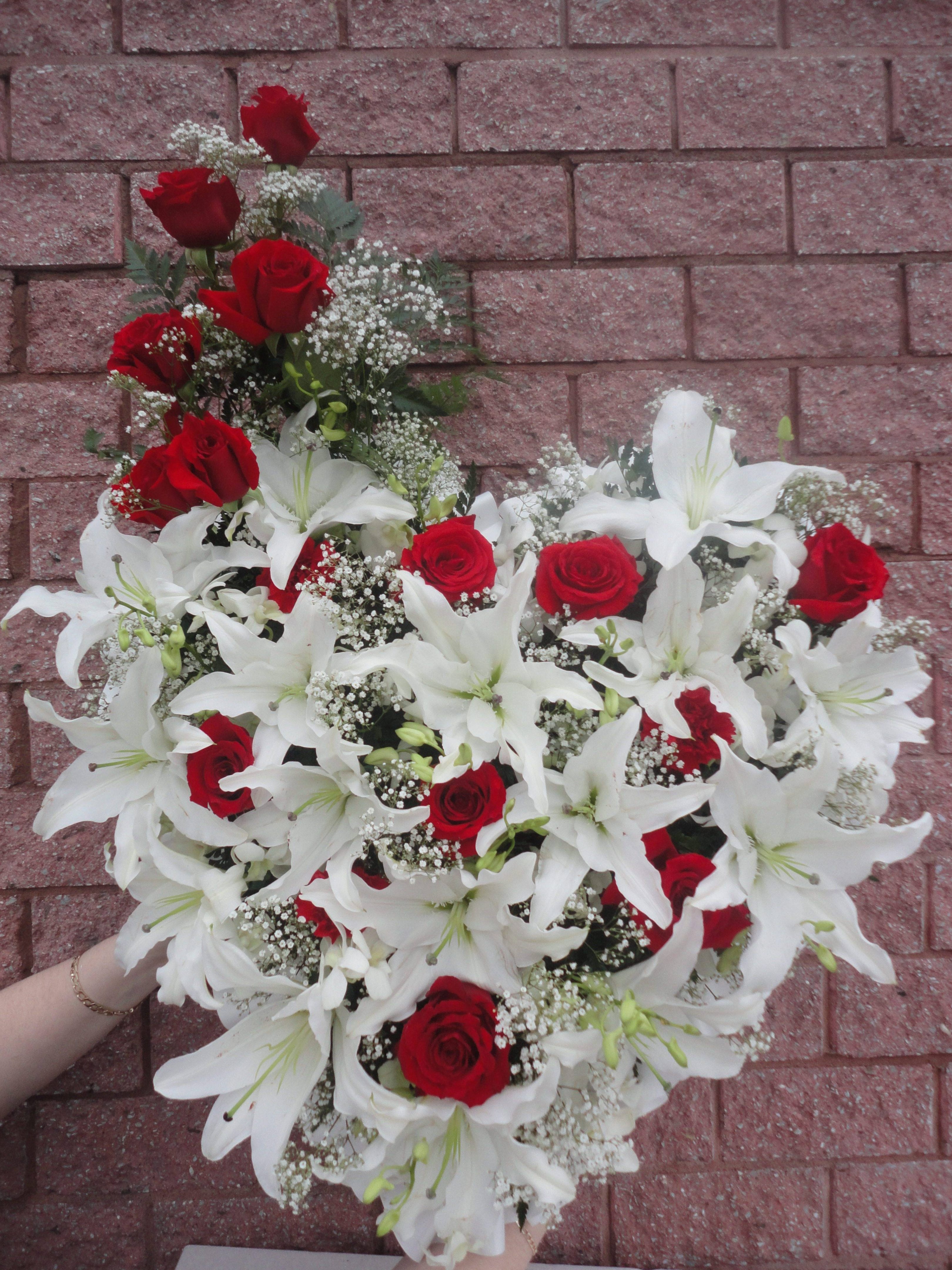 Coeur en lys blanc et roses rouges avec petite jetée – Fleuriste la romaine